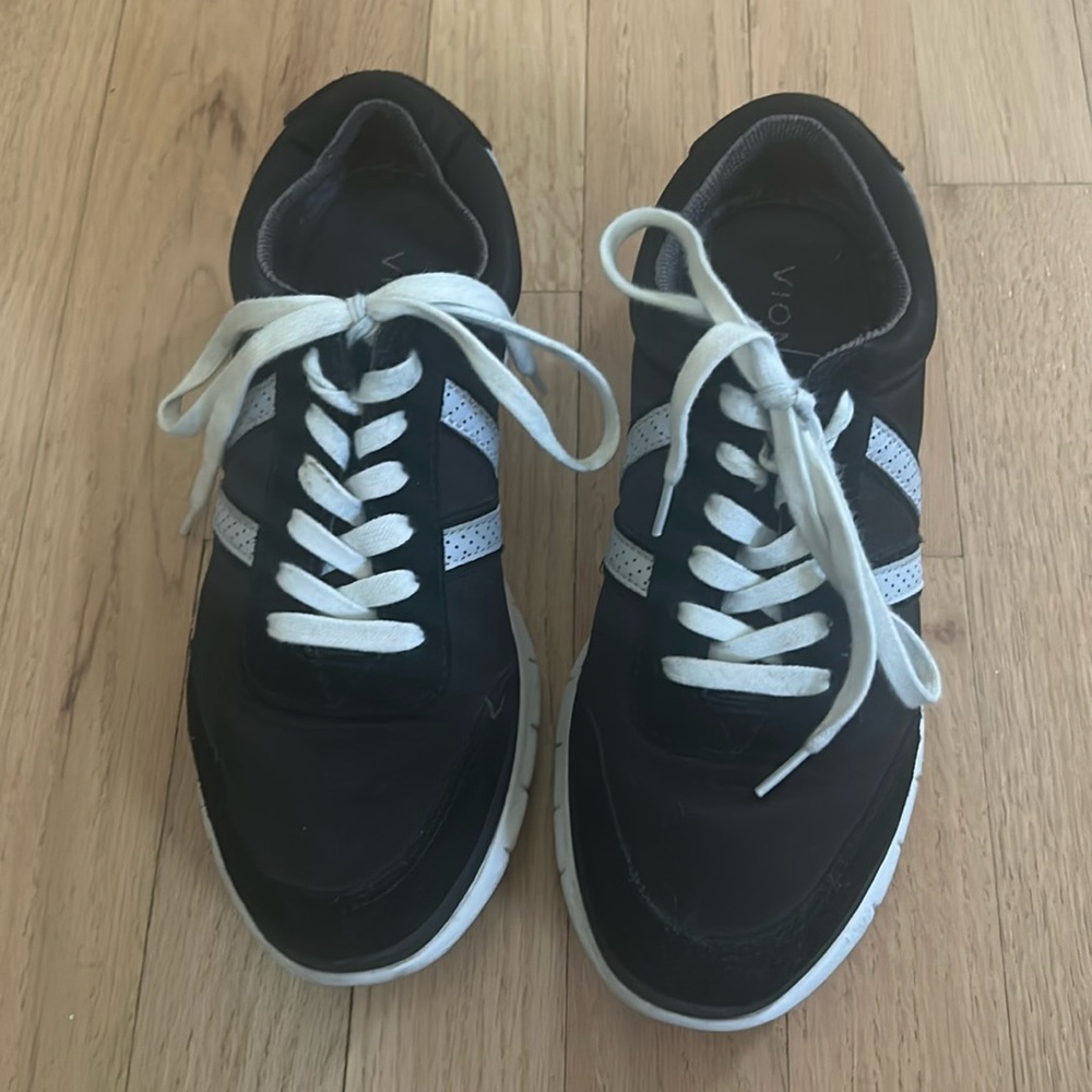 Vionic Nana Sneakers Size 7 Black And White Like new worn a few times